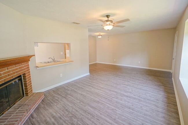 Building Photo - 2 bed 2 bath Sublease