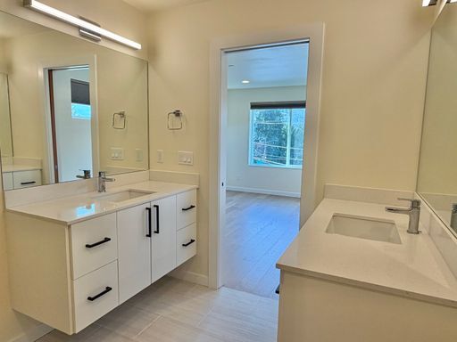 Building Photo - Luxury Sunset Hill Townhome w/ Water View! Available Now!