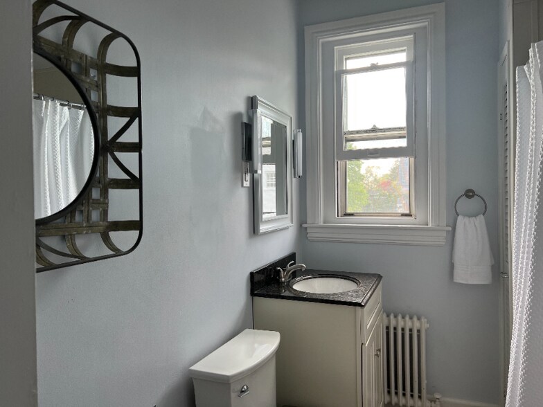 Building Photo - 250 E Market St