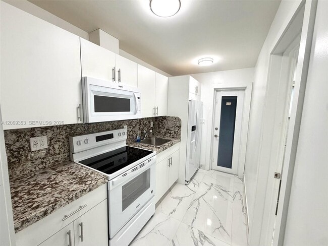Building Photo - 931 SW 82nd Ave