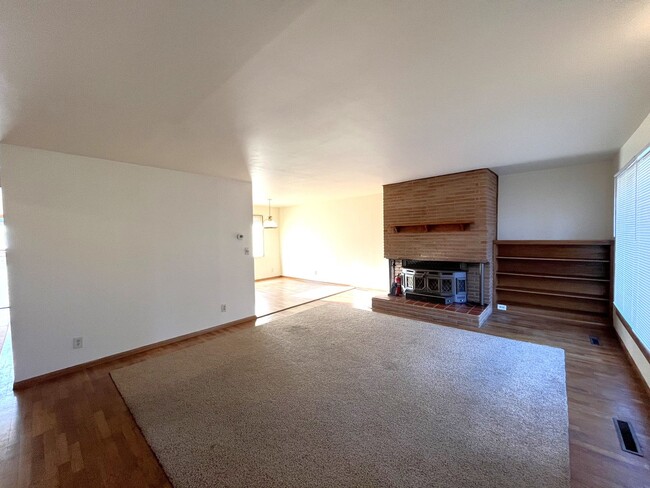 Building Photo - Classic Home in Columbia Neighborhood - Walnut