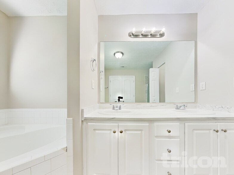 Building Photo - 11906 Fairway Overlook