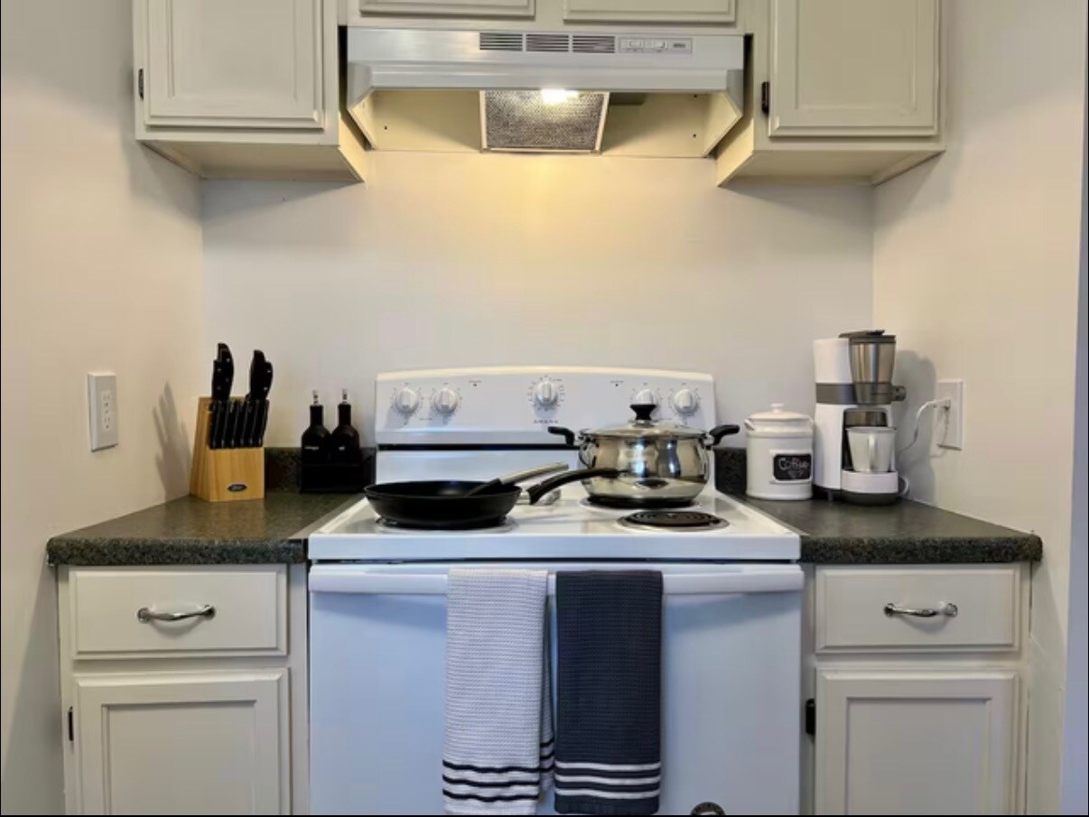 Building Photo - 1515 W Concho Ave