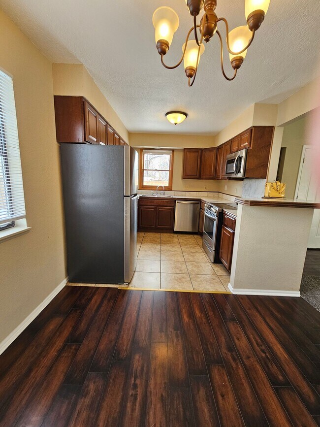 Building Photo - Charming 2 Bedroom 2 Bath w/ Large Yard, 1 Car Garage and Central Air/Heat