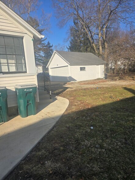 Side Yard - 515 Houston St