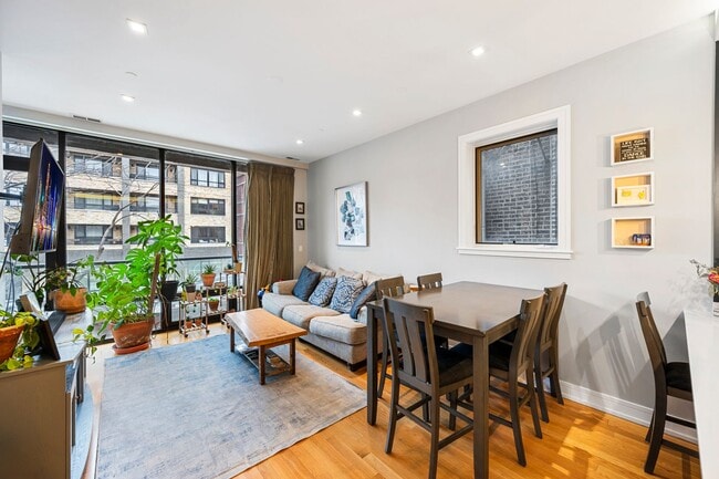 Building Photo - WICKER PARK - ULTRA MODERN 3BD/2BTH COND FOR RENT!