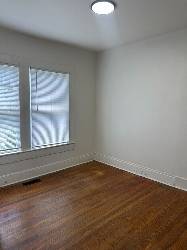 Building Photo - 1229 8th Ave W