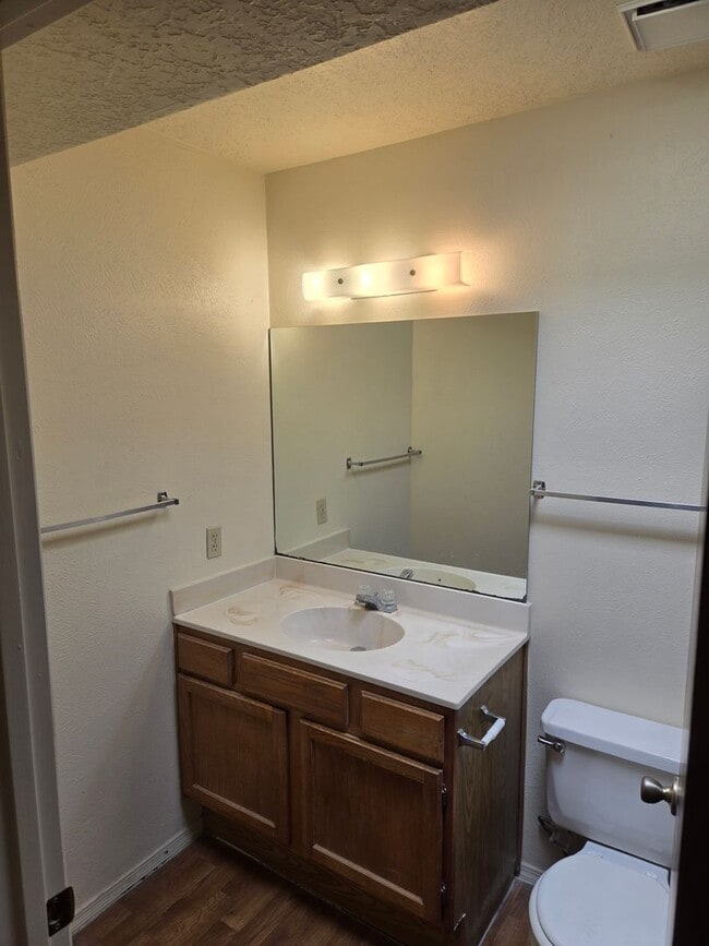 Building Photo - Two Bedroom Two Bathroom Two Car Garage in popular NE heights Neighborhood