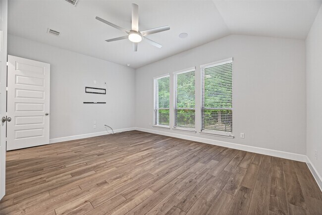 Building Photo - 302 Sky Top Dr