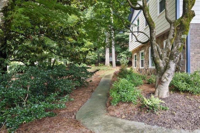 Building Photo - 4989 Kingswood Dr