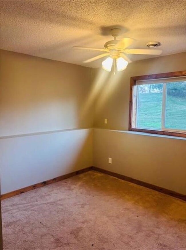 Building Photo - 4 Bedroom Townhome