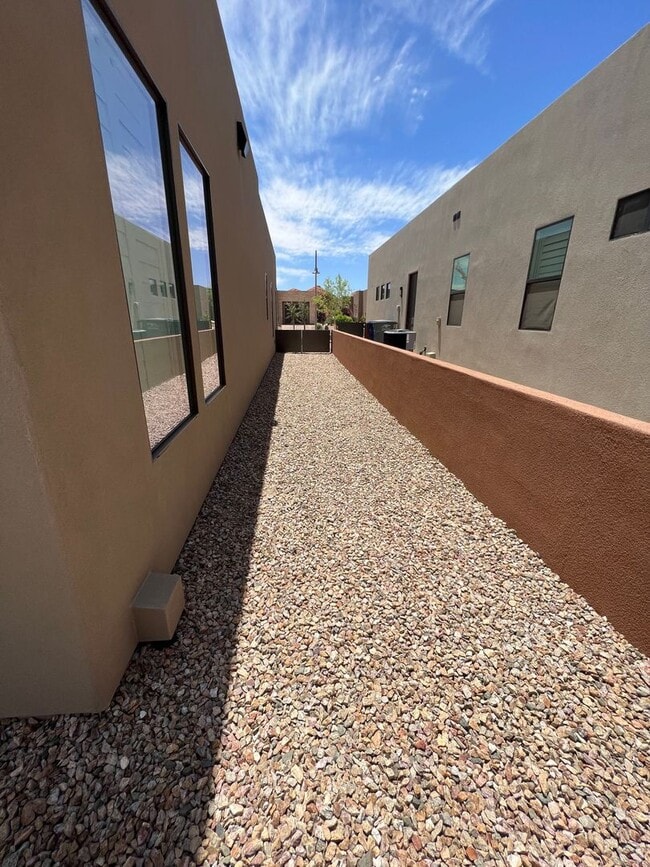 Building Photo - Beautiful 4 Bedroom, 4 Bathroom Home in Th...