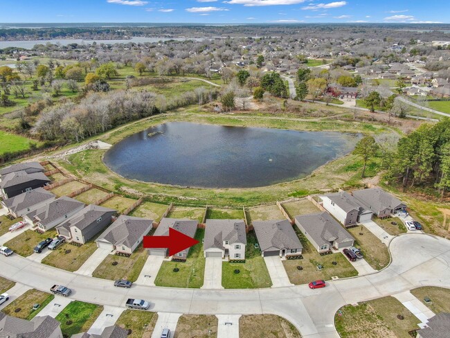 Building Photo - Never lived in 4 bed 3 bath with water views