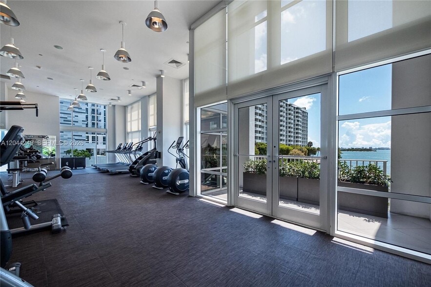 Building Photo - 2020 N Bayshore Dr