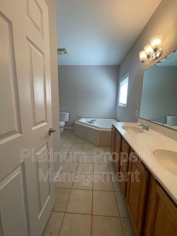 Building Photo - 48 Weyman Ave SW