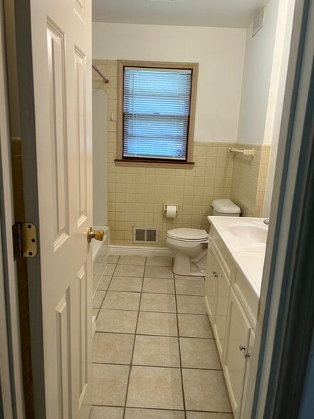 upstairs bathroom - 1505 Brown Ave