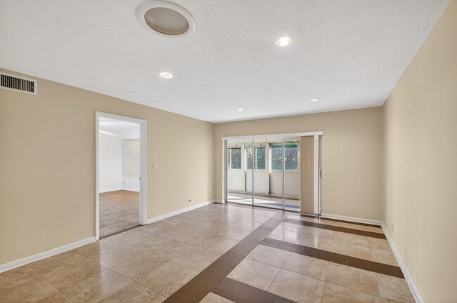 Building Photo - 374 Bennington Ln