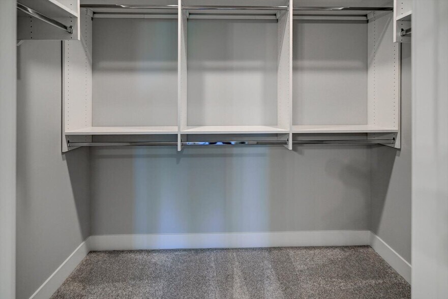 Building Photo - 2949 Blue Grass Dr