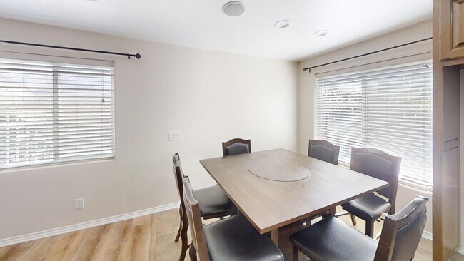 Building Photo - *AVAILABLE NOW**2 Bedroom 1 1/2 Bath- Back...