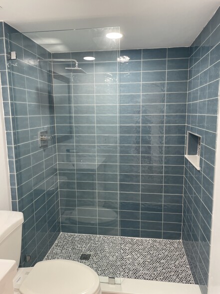 Guest bathroom - 3878 Victoria Dr