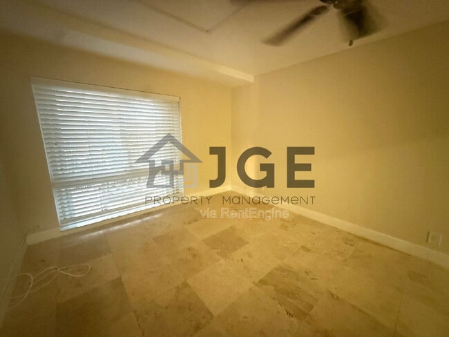 Building Photo - 861 SE 22nd Ave