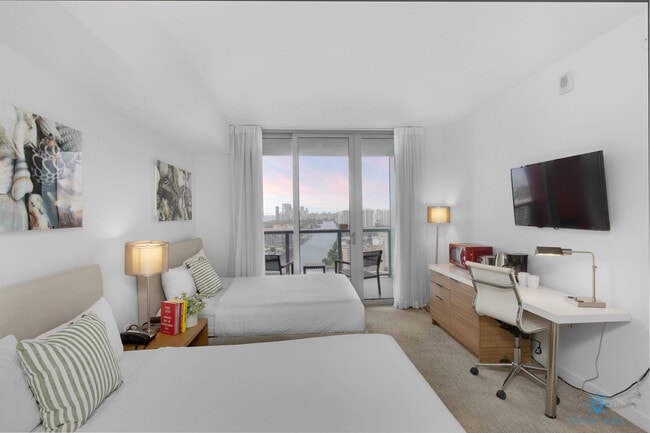 Building Photo - 2602 E Hallandale Beach Blvd