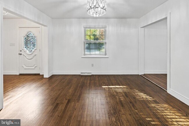 Building Photo - 24 Maple Ave