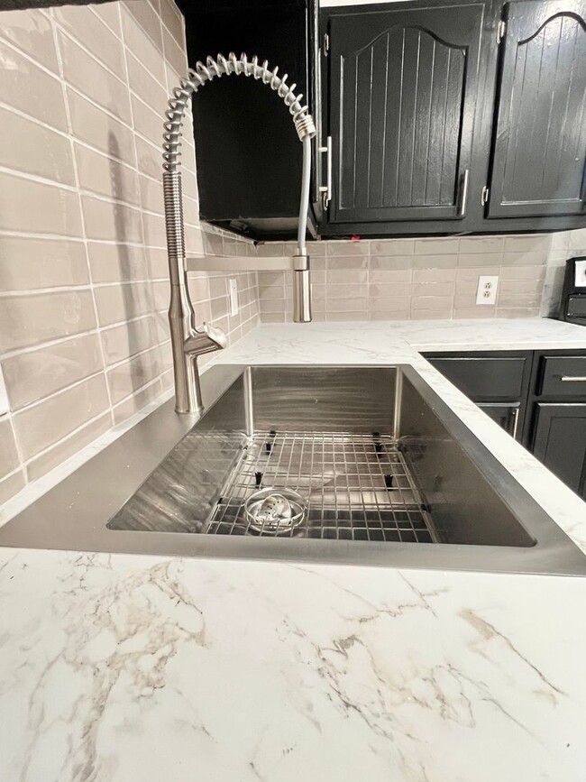 Building Photo - 3 Bedroom 2 Bath City Home Available