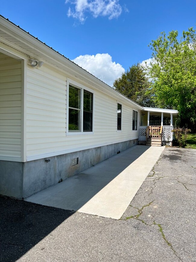 Building Photo - Remodeled 3 Bed 2 Bath in Weaverville!