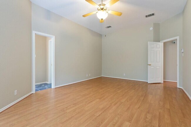 Building Photo - 2110 Red Oak Cir