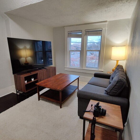 Building Photo - 380 E 800 S
