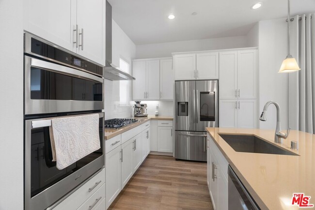 Building Photo - 549 Daniel Freeman Cir