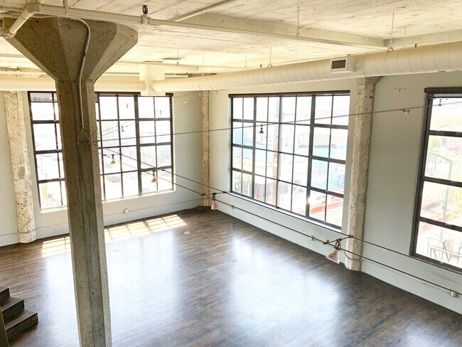 Building Photo - STUNNING LARGE CORNER LIVE/WORK 1 BED+ DEN...