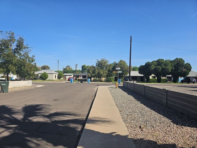 Building Photo - Charming Home 3 bedrooms 1 bath Large Yard.