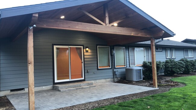 Building Photo - Live in Comfort and Style in the Heart of ...