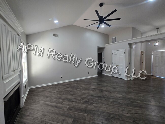 Building Photo - Private Country Feel Close to Downtown