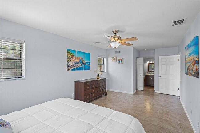 Building Photo - Bright Furnished End-Unit Condo Overlooking the Pond