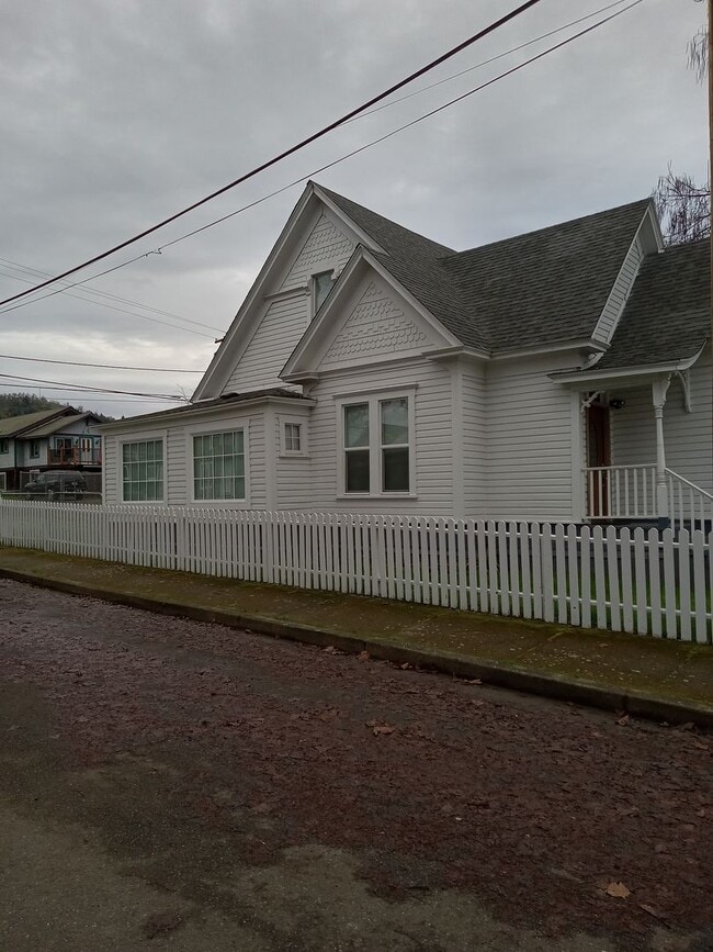 Building Photo - Come take a look at this historical home in downtown Roseburg!