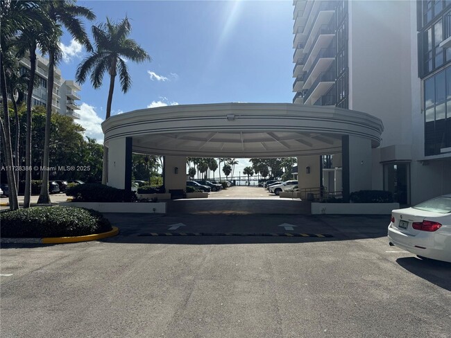 Building Photo - 1450 Brickell Bay Dr