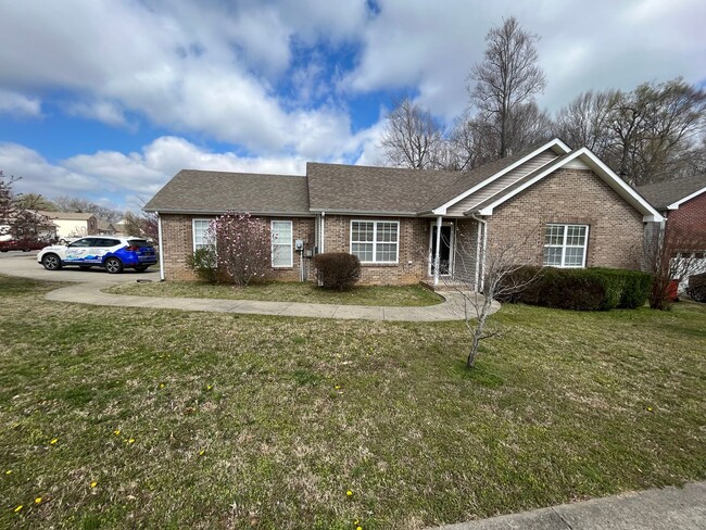 Primary Photo - Charming 3 Bed / 2 Bath Ranch-Style Home o...