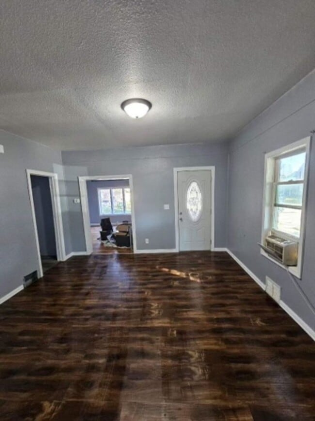 Building Photo - 4 Bed 2 Bath House for Rent