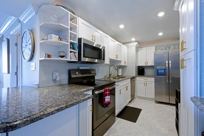 Building Photo - 5600 N Flagler Dr