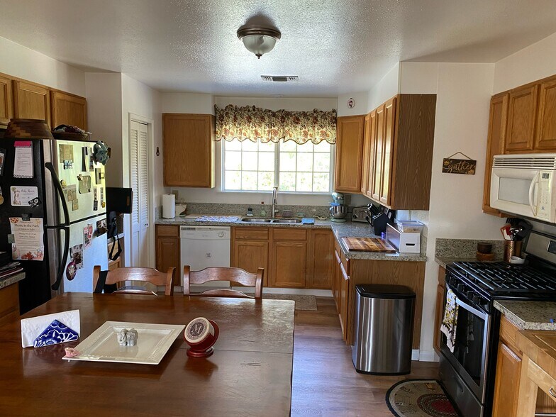 Building Photo - 535 N Yucca Ridge Rd