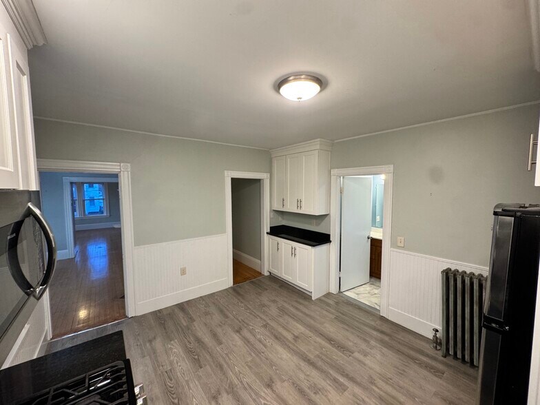 Building Photo - 10 Crescent Hl