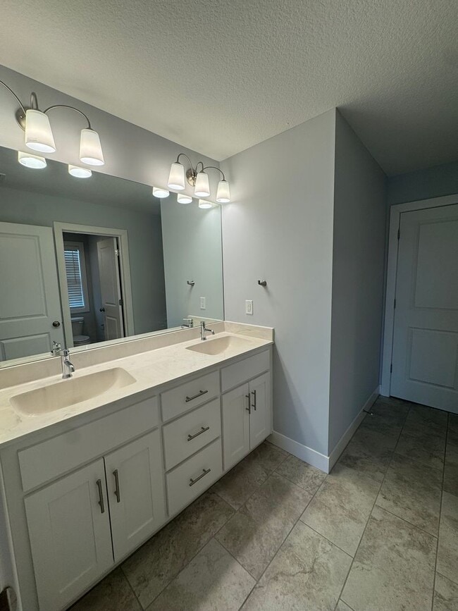 Building Photo - Luxury 5BR 4 BA Home w/ Pool and Clubhouse Access in GREAT location!