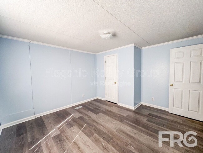 Building Photo - 2057 Oakley Rd