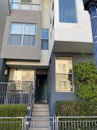 Building Photo - Dual Master 2 Bed 2.5 Bath - Walk-up townh...