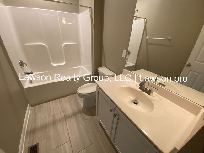 Building Photo - Craftsman Style One Level Living in Southw...