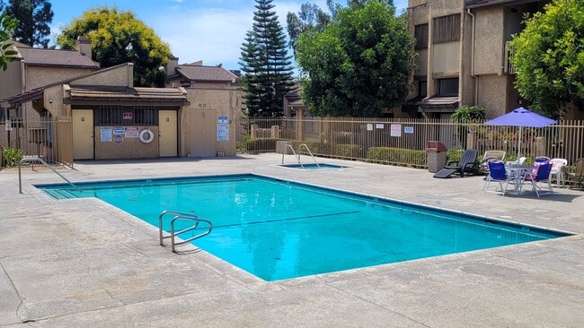 Building Photo - Beautifully Remodeled 3 Bed 3 Bath Townhou...