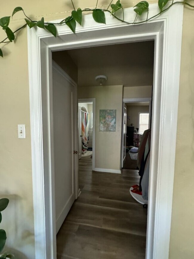 Building Photo - Private Rooms and Apartments Available Near SUU